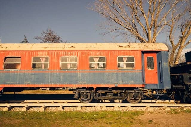 परीक्षा केंद्र पर किसी भी प्रकार के इलेक्ट्रॉनिक गैजेट का उपयोग सख्त वर्जित है. इसमें मोबाइल फोन, ब्लूटूथ डिवाइस, पेन ड्राइव, लैपटॉप, कैलकुलेटर, कलाई घड़ी, धातु की वस्तुएं जैसे आभूषण, बेल्ट, जूते, पर्स और पेन-पेंसिल भी शामिल हैं. यदि कोई अभ्यर्थी इन नियमों का उल्लंघन करता पाया जाता है, तो उसे सभी आरआरबी और आरआरसी परीक्षाओं से आजीवन वंचित किया जा सकता है.