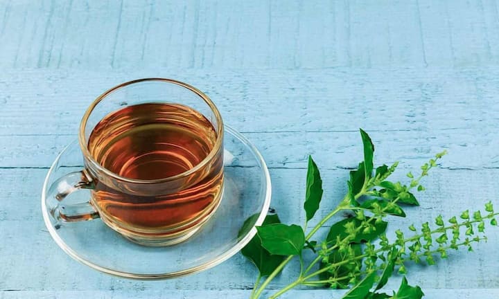 घर में तुलसी की चाय बनाने के लिए उबलते पानी में कुछ ताजी तुलसी के पत्तियां डालकर 5 से 10 मिनट कर तक ढककर रख दें. फिर इसे छान कर गरमा-गरम पी लें. इससे आपको ब्लोटिंग जैसी समस्याओं से जल्दी राहत मिल जाएगी.