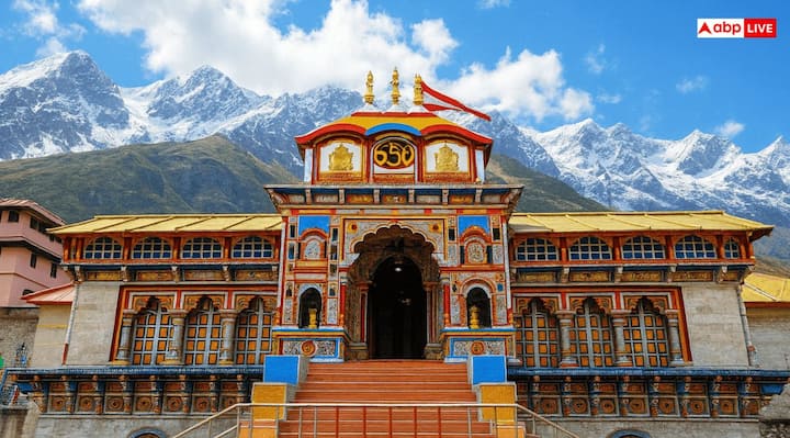 मंगलवार 25 नवंबर को दोपहर 2 बजकर 56 मिनट पर विधि-विधान से पूजा और मंत्रोच्चार के बाद बद्रीनाथ के कपाट बंद शीतकाल के लिए बंद कर दिए गए हैं.