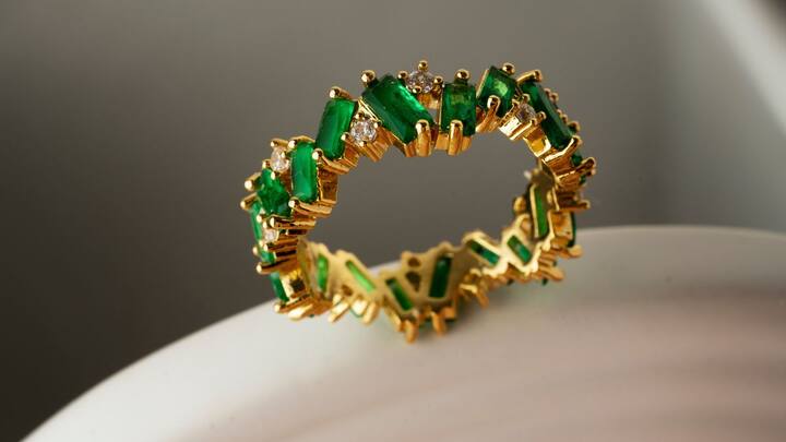 ऐसे में आप 1 लाख रुपये में आप 22 कैरेट सोने की ज्वैलरी लगभग 8.6 ग्राम तक खरीद सकते हैं. इसका उपयोग आप हार, चूड़ी और झुमके में बांट सकते हैं.