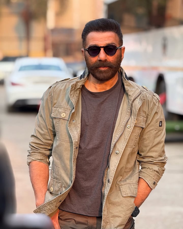 సన్నీ డియోల్ డైట్ గురించి చెప్పాలంటే... ఆయన మాంసాహారాన్ని మానేశారు. జంక్ ఫుడ్ కి కూడా  దూరంగా ఉంటారు. ఆయనకు పెరుగు, ఆపిల్ చాలా ఇష్టం. అలాగే, ఆహారంలో వెన్న, లస్సీ ఖచ్చితంగా ఉంటాయి. మేతీ పరాటాలు చాలా ఇష్టం.