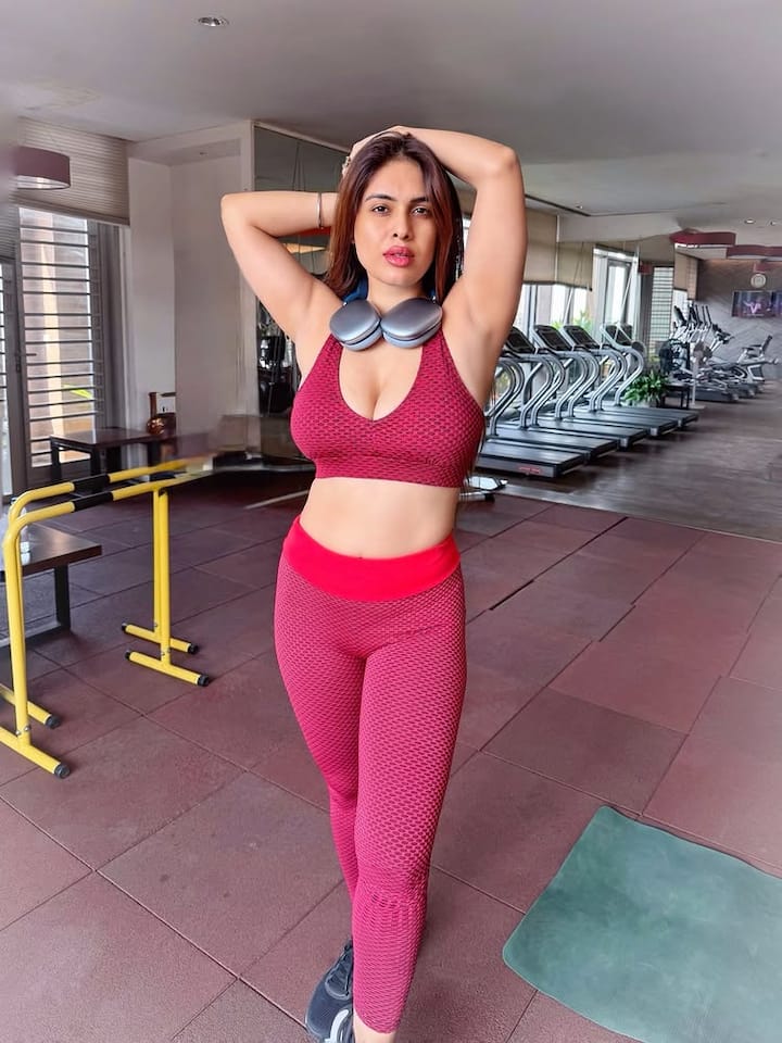 नेहा मलिक अपने नए हॉट फोटोशूट में आग लगा रही हैं। नेहा मलिक सोशल मीडिया पर लगातार एक्टिव रहती हैं। एक्ट्रेस अपने ग्लैमरस अंदाज की तस्वीरें फैन्स के साथ शेयर करती रहती हैं।