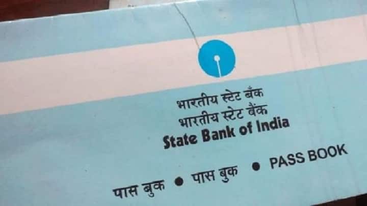 कई लोग ATM कार्ड, पासबुक, चेकबुक या नेट बैंकिंग की जानकारी बेहद लापरवाही से संभालते हैं. पासवर्ड लिखकर रखना या किसी के साथ शेयर करना बड़ा रिस्क है. आज धोखाधड़ी बढ़ चुकी है. इसलिए डिजिटल सुरक्षा को हल्के में लेना सही नहीं.