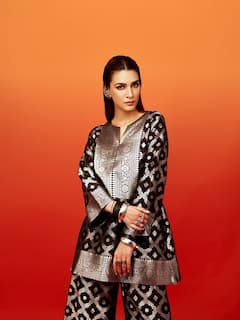 ब्लैक बनारसी कुर्ता सेट में कृति सेनन का क्लासी अवतार, वायरल फोटोज में दिखा देसी स्वैग