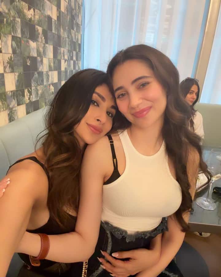 మౌనీ రాయ్ ఇప్పుడు తన రాబోయే సినిమా షూటింగ్లో బిజీగా ఉంది. ఆమె తన అభిమానులతో ఈ సినిమా సెట్లోని అనేక ఫోటోలను కూడా పంచుకుంటుంది.