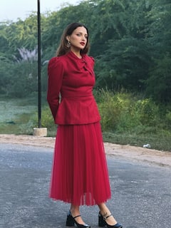 हिमांशी खुराना की 10 तस्वीरें: कातिल अदाओं से फैंस का दिल चुराती हैं हसीना, यहां देखें दिलकश अवतार