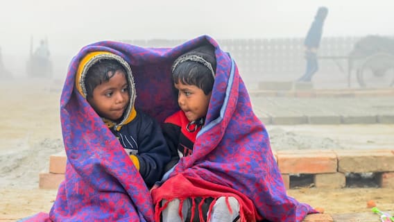 UP Weather: यूपी में गलाने वाली ठंड का अटैक शुरू, अभी और गिरेगा पारा, प्रदूषित हवा ने भी बढ़ाई मुसीबत