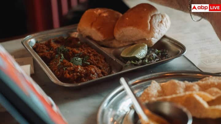 The first name that comes is that of Haldiram, who is present inside the station itself. Here options like Chole-Bhatura, Idli and Sandwich are easily available with fast service.