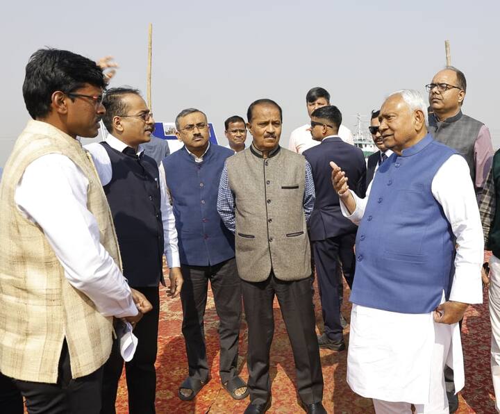 निरीक्षण के दौरान मुख्यमंत्री ने शेरपुर-दिघवारा गंगा पुल के उस जगह का भी निरीक्षण किया जहां पर जेपी गंगा पथ की कनेक्टिविटी शेरपुर-दिघवारा गंगा पुल से होगी.