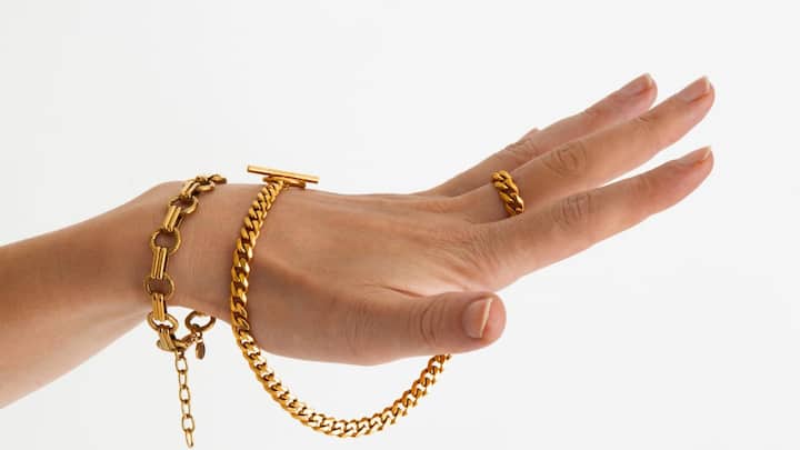 ज्वैलरी बनाने के लिए 22, 18 और 14 कैरेट का सोना सबसे सही होता है. 22 कैरेट सोने में डिजाइन आसानी से बन सकती है. 18 कैरेट सोना मजबूत और किफायती, छोटे बजट के लिए उपयुक्त है.