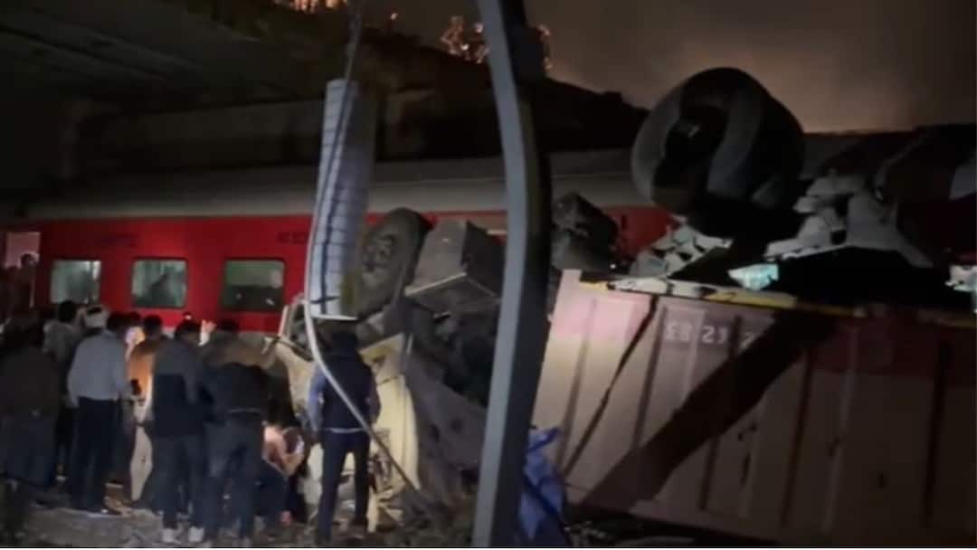 Garib Rath Narrowly Escapes Disaster As Loaded Dumper Falls Onto Train In Barabanki: VIDEO