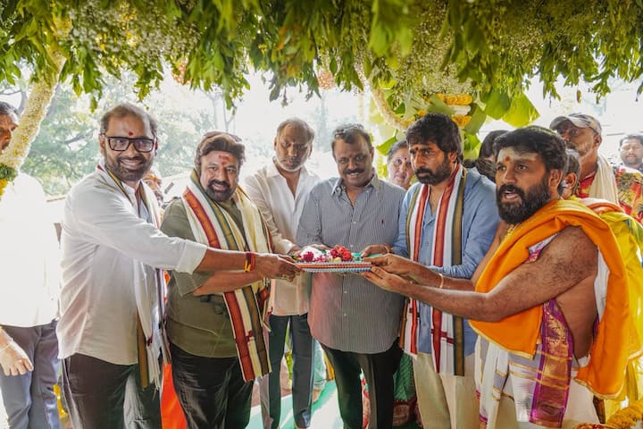 దర్శకుడు గోపీచంద్ మలినేని, నిర్మాత వెంకట సతీష్ కిలారుకు ఆంధ్రప్రదేశ్ మంత్రులు అనగాని సత్యప్రసాద్, గొట్టిపాటి రవికుమార్ స్క్రిప్ట్‌ అందజేశారు. 