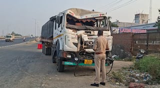 Accident: હિંમતનગરમાં ગમખ્વાર અકસ્માત, ટ્રક અને રૉડ રૉલર વચ્ચે ટક્કર થતાં ચાર લોકોના મોત