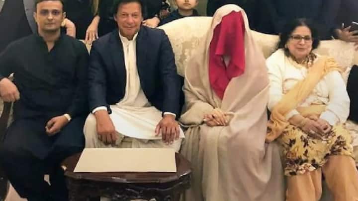 पाकिस्तान में बुशरा बीबी और इमरान खान को आध्यात्मिक मार्गदर्शक के रूप में मानते हैं. यह उनकी व्यक्तिगत आस्था और सूफी परंपरा के सम्मान का अहम हिस्सा है. लेकिन इसे किसी भी तरह के रूहानी ताकत के रूप में दर्शाना गलत है.