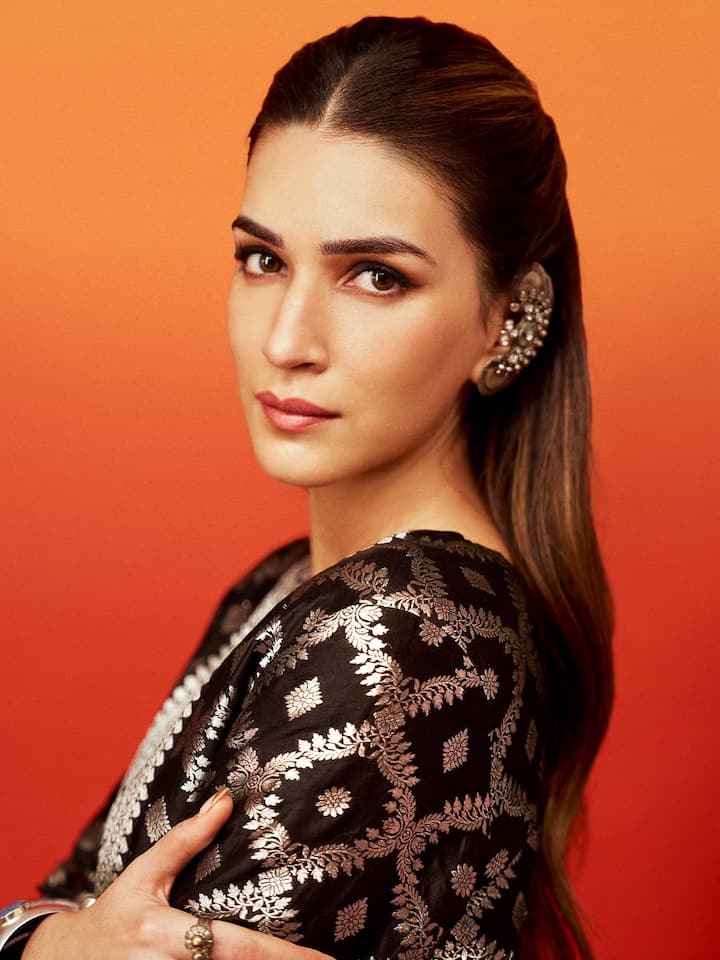 कृति सेनन का मेकअप भी बिलकुल परफेक्ट है. उन्होंने आंखों में स्मोकी आई मेकअप किया और शिमरी आई शैडो भी यूज किया है. उन्होंने ये ग्लैमरस लुक अपनी फिल्म 'तेरे इश्क में' के प्रमोशंस के लिए चूज किया. धनुष और कृति सेनन की ये फिल्म 28 नवंबर को रिलीज होगी.