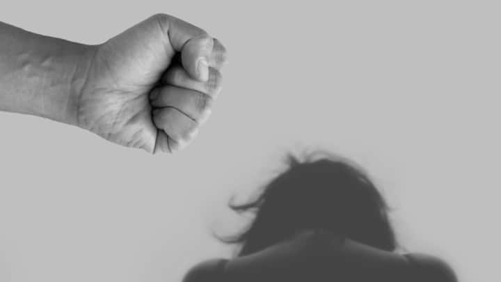 শারীরিক নির্যাতন অপরাধ হিসেবে গণ্য হয়। কিন্তু মানসিক নিপীড়ন এখনও ততটা গুরুত্ব পায় না। অথচ বহু মানুষই মানসিক নির্যাতনের শিকার।