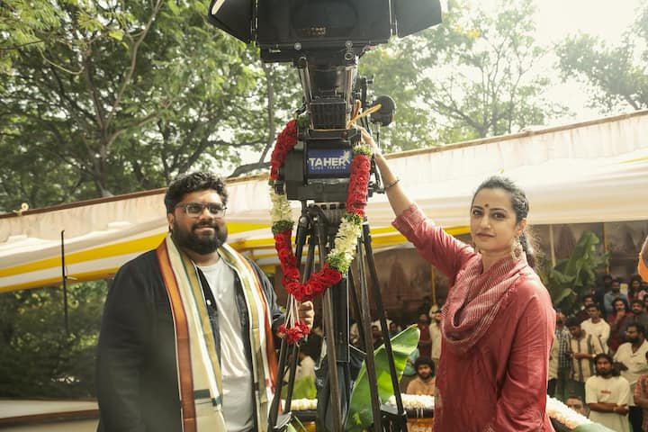 బాలయ్య చిన్న కుమార్తె తేజస్విని కెమెరా స్విచ్ ఆన్ చేశారు.