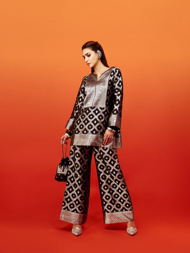 अपने इस ब्लैक कुर्ता सेट में एक्ट्रेस बला की हसीन लग रही हैं. स्टाइलिस्ट सुकृति ग्रोवर ने अपने इंस्टाग्राम हैंडल पर हसीना की इन तस्वीरों को शेयर किया जिसने एक्ट्रेस के फैंस को भी काफी खुश कर दिया है.