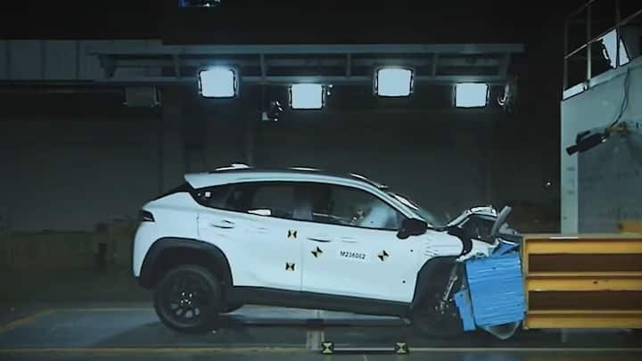 कई लोग सोचते हैं कि एक व्यक्ति ज्यादा बैठा लेने से क्या फर्क पड़ता है. लेकिन असल में फर्क पड़ता है. हादसे की स्थिति में एक्स्ट्रा पासेंजर को किसी भी तरह की सुरक्षा नहीं मिलती. क्योंकि कार की सेफ्टी फीचर्स उसी संख्या के लोगों के लिए डिजाइन किए जाते हैं. इसलिए एक छोटा सा नियम तोड़ना बड़ी परेशानी बन सकता है.