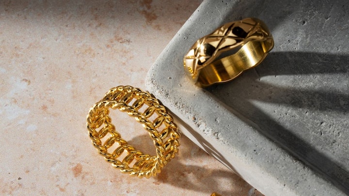 अब सवाल है कि आखिर 1 लाख रुपये में हार, चूड़ी और झुमके कैसे बनाएं. यदि आप 1 लाख रुपये में ज्वैलरी खरीदना चाहते हैं, तो आपको सोने की कैरेट, वजन और डिजाइन का ध्यान रखना होगा.