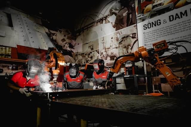 रिपोर्ट्स के अनुसार सिर्फ सैलरी ही नहीं, मस्कट की वेल्डिंग जॉब्स इसलिए भी लोकप्रिय हैं क्योंकि यहां रहने, आने-जाने, मेडिकल और इंश्योरेंस की सुविधाएं कंपनी की तरफ से मिल जाती हैं. कई कंपनियां फ्री खाना या फूड अलाउंस भी देती हैं. सबसे बड़ी बात ओमान में इनकम टैक्स नहीं लगता, इसलिए जो कमाते हैं, वह पूरा हाथ में आता है.