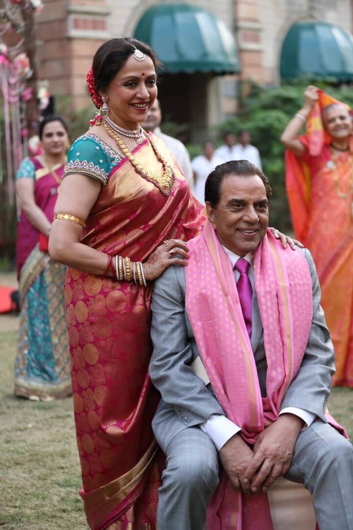हेमा मालिनी और धर्मेंद्र की ये तस्वीरें किसी फैमिली फंक्शन की लग रही हैं जिसमें दोनों बेहद खुश नजर आ रहे हैं.