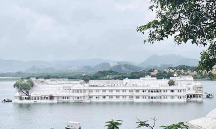 उदयपुर का सिटी पैलेस यहां की पहचान माना जाता है. इसका बड़ा हिस्सा सफेद संगमरमर से बना है जो शहर की सफेद थीम को और मजबूत करता है. वहीं इसी महल के एक हिस्से में आज भी महाराणा प्रताप के वंशज का परिवार रहता है.