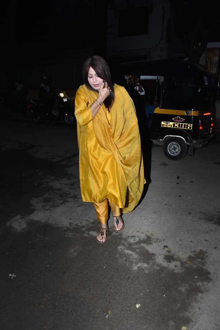 महिमा चौधरी भी धर्मेंद्र को श्रद्धांजलि देने हेमा मालिनी के घर पहुंचीं. इस दौरान वो पीले रंग का सूट पहने नजर आईं.