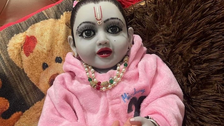 घर में लड्डू गोपाल की पूजा करने के लिए सबसे बेहतर अष्टधातु, पंचधातु, पीतल और काले पत्थर या संगमरमर का ही इस्तेाल करें. प्लास्टिक या सिलिकॉन से बने लड्डू गोपाल की मूर्ति धार्मिक मान्यताओं के मुताबिक अशुद्ध मानी जाती है.