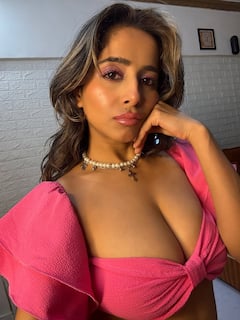 Kate Sharma Photo: અભિનેત્રી કેટ શર્માએ કેમેરા સામે ફ્લોન્ટ કર્યું ક્લિવેજ, તસવીરો થઈ વાયરલ