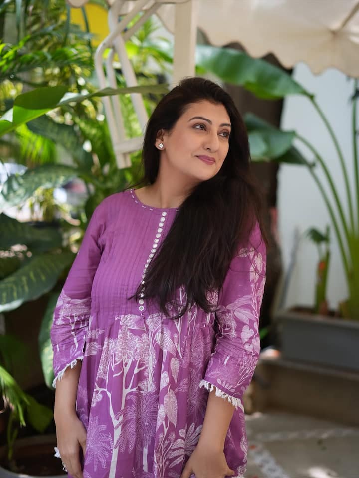 देसी साड़ी में लिपटी, गहनों से लदी हुई पूरे सोलह श्रृंगार से सजी जूही परमार जब इस सीरियल के जरिए घरों में एंट्री लेती थीं तो हर सास की चहेती, हर ननद की सहेली और पिया की प्यारी बन जाती थीं.