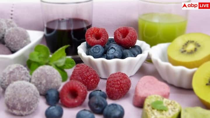 Cutting Carbs Side Effects:  तेजी से वजन कम करने के लिए या फिर अपने दिमाग शॉर्प करने के लिए लोग कार्बोहाइड्रेट खाना बंद कर देते हैं.चलिए आपको बताते हैं कि यह कितना भारी पड़ सकता है आपके ऊपर.