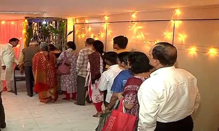 या मूर्तीचं दर्शन घेण्यासाठी चक्क एका बँकेत गर्दी होते.