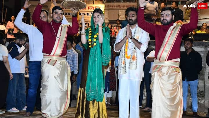 कृति सेनन और धनुष की फिल्म तेरे इश्क में रिलीज होने वाली है. अब फिल्म रिलीज से पहले कृति सेनन और धनुष वाराणसी पहुंचे हैं.