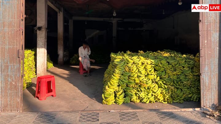 केले कभी भी फ्रिज के दरवाज़े में नहीं रखने चाहिए, क्योंकि यहां का तापमान बदलने से केले की स्किन काली पड़ जाती है. अंदर का फल भी जल्दी नरम होकर खराब हो सकता है और उसका स्वाद बिगड़ जाता है.