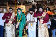 'तेरे इश्क में' की रिलीज से पहले वाराणसी पहुंचे कृति सेनन-धनुष, गंगा आरती में हुए शामिल