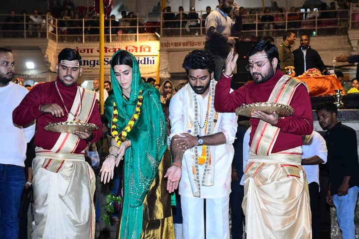 इसके बाद देर शाम वाराणसी के विश्व प्रसिद्ध गंगा आरती में भी धनुष और कीर्ति शामिल हुए.