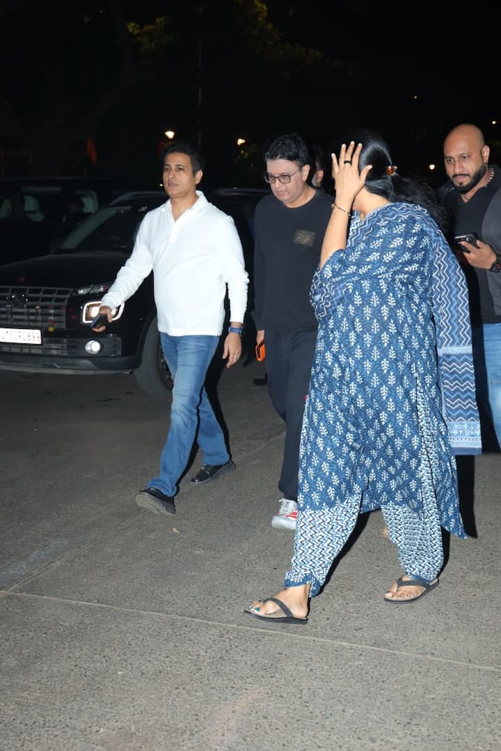 मुकेश छाबड़ा और सिंगर बी प्राक भी धर्मेंद्र को श्रद्धांजलि देने हेमा मालिनी के घर पहुंचे.