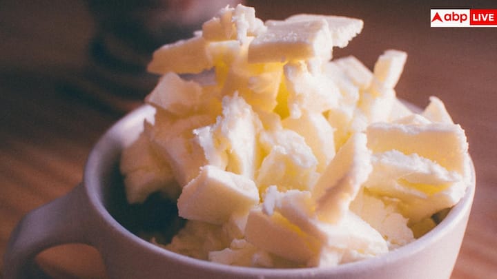 बटर देखने में दरवाजे के लिए सही लगता है, लेकिन तापमान में उतार-चढ़ाव इसे जल्दी नरम कर देता है. इससे इसकी फ्रेशनैस और टेक्सचर दोनों खराब हो सकते हैं, इसलिए इसे फ्रिज के अंदर ही रखना बेहतर है.