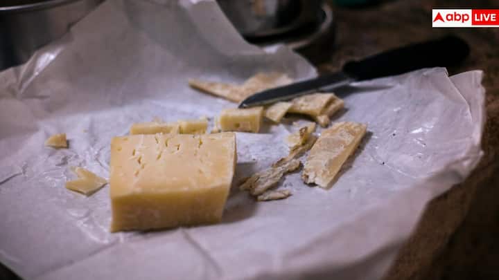 सॉफ्ट चीज जैसे मोजरेला या क्रीम चीज को स्थिर ठंडक चाहिए, जो दरवाज़े में बिल्कुल नहीं मिलती. यहां रखी चीजें जल्दी खराब हो सकती हैं या उनमें फंगस बन सकती है, इसलिए इन्हें अंदर वाली शेल्फ पर रखना चाहिए.