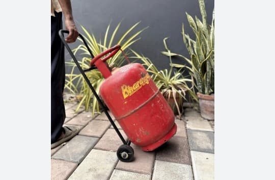 ਭਾਰਤ ਦੀ ਪ੍ਰਮੁੱਖ ਇੰਡੇਨ ਗੈਸ ਕੰਪਨੀ ਦੁਆਰਾ ਜਾਰੀ ਇਹ ਨੋਟੀਫਿਕੇਸ਼ਨ ਵਪਾਰਕ ਅਹਾਤਿਆਂ ਵਿੱਚ ਘਰੇਲੂ ਗੈਸ ਸਿਲੰਡਰਾਂ ਦੀ ਵਰਤੋਂ ਕਰਨ ਵਾਲੇ ਦੁਕਾਨਦਾਰਾਂ ਅਤੇ ਗੈਸ ਚੋਰੀ ਅਤੇ ਕਾਲਾਬਾਜ਼ਾਰੀ ਵਿੱਚ ਸ਼ਾਮਲ ਗੈਸ ਮਾਫੀਆ ਨੂੰ ਵੱਡਾ ਝਟਕਾ ਦੇਵੇਗਾ।