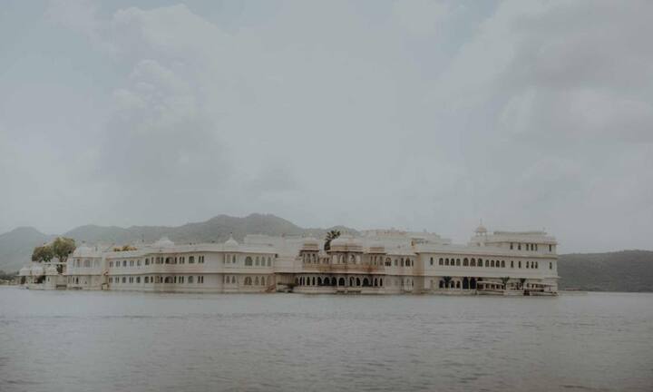 उदयपुर शहर की स्थापना 1559 में महाराणा उदय सिंह ने की थी. उदय सिंह ने चित्तौड़गढ़ पर लगातार हो रहे हमलों के बाद उन्होंने नई राजधानी बसाने का फैसला लिया और उदयपुर शहर अस्तित्व में आया था.
