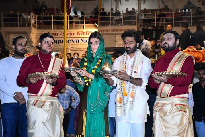 यहां उन्होंने विधि विधान से मां गंगा का पूजन किया. गंगा आरती देखकर वो भाव विभोर हुए.