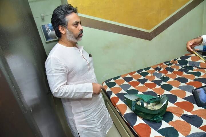 रवींद्र चव्हाण मालवणमध्ये येऊन गेले, कालपासूनच वेगाने पैसे वाटपाची पद्धत सुरू झाली आहे, असे म्हणत निलेश राणे यांनी रवींद्र चव्हाण यांच्यावर आरोप केले.
