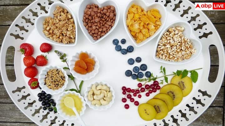 कार्ब्स पूरी तरह छोड़ने से पहले यह समझना जरूरी है कि शरीर की एनर्जी, डाइजेशन और दिमाग तीनों ही इससे जुड़े हुए हैं. किसी भी बड़े बदलाव से पहले अपने स्वास्थ्य, जरूरतों और मेडिकल कंडीशन को ध्यान में रखना सबसे सही तरीका है. यह जानकारी केवल जागरूकता के लिए है, किसी भी डाइट को अपनाने से पहले एक्सपर्ट से सलाह लेना जरूरी है.