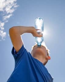 গরম জল পান করা যাদের জন্য় একেবারেই উচিৎ নয়