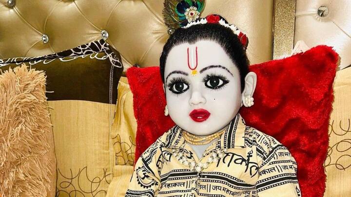 सिलिकॉन या प्लास्टिक के लड्डू गोपाल की सेवा कैसे करें? कैसे प्राण प्रतिष्ठा करें? शास्त्रों में ऐसा कहीं भी वर्णित नहीं हैं कि भगवान की प्रतिमाओं को अलग-अलग धातु से बनाकर उन्हें बाजार में लेकर घूमें, सेल्फी लें या रिल्स बनाए जिससे प्रसिद्धि मिल जाएं.