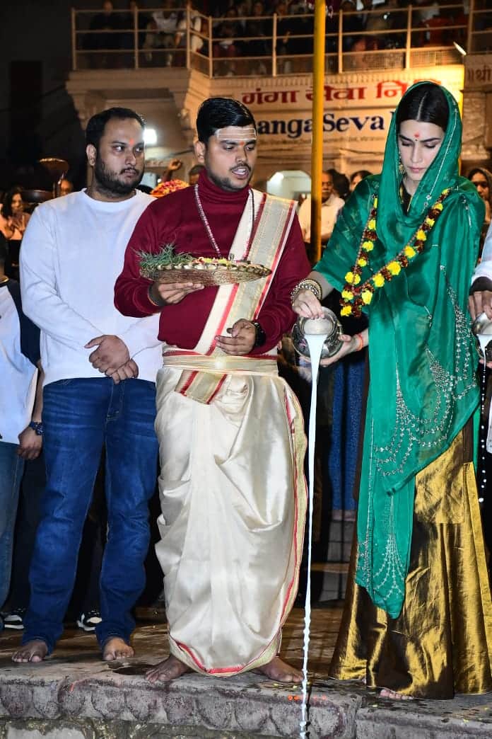 इस दौरान कृति को ग्रीन कलर के सूट में देखा गया. उन्होंने दुपट्टा सिर पर लिया हुआ था.