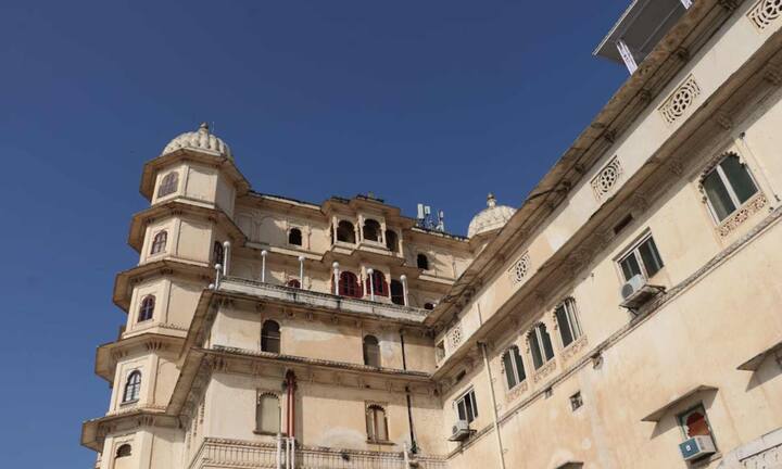 उदयपुर में बड़ी संख्या में सफेद संगमरमर से बनी ऐतिहासिक इमारतें हैं. यह इमारत शहर की खूबसूरती को दूसरे शहरों से अलग बनाती है और इसे व्हाइट सिटी का दर्जा देती है.