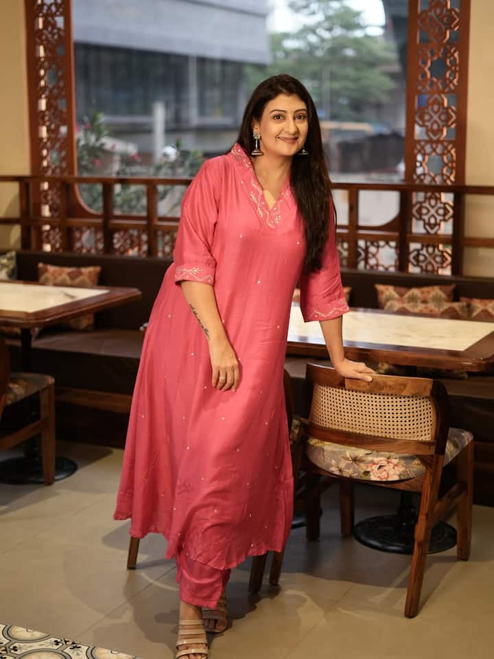 इसके बाद जूही परमार को कई बार छोटे और बड़े पर्दे पर देखा गया. लेकिन, अब वो अपनी बेटी के संग टाइम स्पेंड करना ज्यादा पसंद करती हैं.